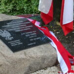 Odsłonięto obelisku poświęconego Polskiej Organizacji Wojskowej i mieszkańcom miejscowości, którzy sto lat temu stawili czynny opór żandarmerii austriackiej, dokonującej rekwizycji żywności / Emilia Sitarska / Radio Kielce