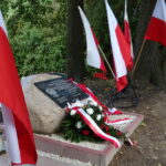 Odsłonięto obelisku poświęconego Polskiej Organizacji Wojskowej i mieszkańcom miejscowości, którzy sto lat temu stawili czynny opór żandarmerii austriackiej, dokonującej rekwizycji żywności / Emilia Sitarska / Radio Kielce