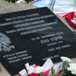 Odsłonięto obelisku poświęconego Polskiej Organizacji Wojskowej i mieszkańcom miejscowości, którzy sto lat temu stawili czynny opór żandarmerii austriackiej, dokonującej rekwizycji żywności / Emilia Sitarska / Radio Kielce