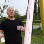 Jędrzejów. Malowanie placu zabaw przy ul. Bolesława Chrobrego. Na zdjęciu Marcin Piszczek - burmistrz Jędrzejowa / Ewa Pociejowska - Gawęda / Radio Kielce
