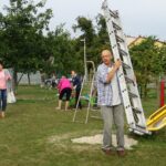 Jędrzejów. Malowanie placu zabaw przy ul. Bolesława Chrobrego / Ewa Pociejowska - Gawęda / Radio Kielce