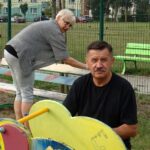 Jędrzejów. Malowanie placu zabaw przy ul. Bolesława Chrobrego / Ewa Pociejowska - Gawęda / Radio Kielce