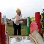 Jędrzejów. Malowanie placu zabaw przy ul. Bolesława Chrobrego / Ewa Pociejowska - Gawęda / Radio Kielce