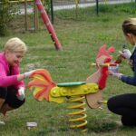 Jędrzejów. Malowanie placu zabaw przy ul. Bolesława Chrobrego / Ewa Pociejowska - Gawęda / Radio Kielce