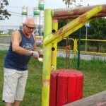 Jędrzejów. Malowanie placu zabaw przy ul. Bolesława Chrobrego / Ewa Pociejowska - Gawęda / Radio Kielce