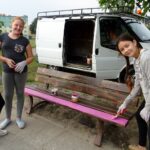 Jędrzejów. Malowanie placu zabaw przy ul. Bolesława Chrobrego / Ewa Pociejowska - Gawęda / Radio Kielce