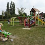 Jędrzejów. Malowanie placu zabaw przy ul. Bolesława Chrobrego / Ewa Pociejowska - Gawęda / Radio Kielce