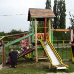 Jędrzejów. Malowanie placu zabaw przy ul. Bolesława Chrobrego / Ewa Pociejowska - Gawęda / Radio Kielce