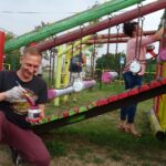 Jędrzejów. Malowanie placu zabaw przy ul. Bolesława Chrobrego / Ewa Pociejowska - Gawęda / Radio Kielce