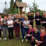 Jędrzejów. Malowanie placu zabaw przy ul. Bolesława Chrobrego / Ewa Pociejowska - Gawęda / Radio Kielce