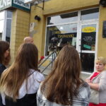 II Tydzień Tolerancji i Dialogu Kulturowego. Młodzież wzięła udział w wycieczce śladami żydowskiego Jędrzejowa / Ewa Pociejowska-Gawęda / Radio Kielce