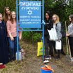 Jędrzejów. Sprzątanie cmentarza żydowskiego / Ewa Pociejowska - Gawęda / Radio Kielce