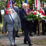 Uroczystości, podczas których upamiętniono żołnierzy Wojska Polskiego i funkcjonariuszy Policji Państwowej, zamordowanych w Katyniu, Charkowie, Twerze i Miednoje. Z lewej: starosta jędrzejowski Edmund Kaczmarek / Ewa Pociejowska-Gawęda / Radio Kielce