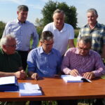 Marszałek województwa Adam Jarubas oraz Tomasz  Hałatkiewicz podpisali umowę z Komisją Europejską na realizację projektu LIFE pn. „Renaturyzacja śródlądowej delty rzeki Nidy” / Ewa Pociejowska-Gawęda / Radio Kielce