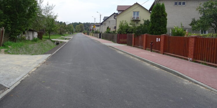 Wyremontowana droga w miejscowości Trębowiec Duży, w gminie Mirzec / Tomasz Piwko / Radio Kielce