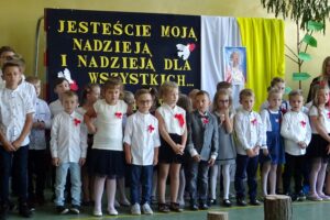 Sobków. Nadanie Szkole Podstawowej im. Jana Pawła II / Ewa Pociejowska - Gawęda / Radio Kielce