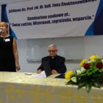 Ostrowiec. Jubileusz ks. Śledzianowskiego. Na zdjęciu (od lewej): Grażyna Kałamaga - dziekan Wydziału Pedagogicznego i Nauk o Zdrowiu WSBiP i ks. prof. Jan Śledzianowski / Anna Głąb / Radio Kielce