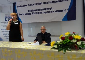 Ostrowiec. Jubileusz ks. Śledzianowskiego. Na zdjęciu (od lewej): Grażyna Kałamaga - dziekan Wydziału Pedagogicznego i Nauk o Zdrowiu WSBiP i ks. prof. Jan Śledzianowski / Anna Głąb / Radio Kielce