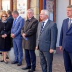 Skarżysko. XXIII Pielgrzymka Przemysłu Zbrojeniowego i Lotniczego do Sanktuarium Matki Bożej Ostrobramskiej. Na zdjęciu: poseł Maria Zuba (pierwsza od lewej), wicewojewoda Andrzej Bętkowski (trzeci od lewej), poseł Krzysztof Lipiec (czwarty od lewej) i Andrzej Pruś - radny sejmiku województwa (piąty od lewej) / Anna Głąb / Radio Kielce