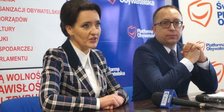 16.1.2017 Kielce. Konferencja PO. Posłowie Marzena Okła-Drewnowicz, Artur Gierada. / Wiktor Dziarmaga / Radio Kielce