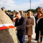 Śladków Duży. Odsłonięcie tablicy upamiętniającej pobyt w miejscowości Józefa Piłsudskiego. Na zdjęciu (od lewej): poseł Bogdan Latosiński, poseł Anna Krupka i wojewoda Agata Wojtyszek / Marcin Różyc / Radio Kielce