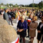 Śladków Duży. Odsłonięcie tablicy upamiętniającej pobyt w miejscowości Józefa Piłsudskiego. Na zdjęciu (od lewej):  Urszuli Oettingen - historyk Uniwersytetu Jana Kochanowskiego, poseł Bogdan Latosiński, poseł Anna Krupka, wojewoda Agata Wojtyszek i Paweł Wójcik - burmistrz Miasta i Gminy Chmielnik / Marcin Różyc / Radio Kielce