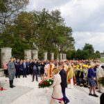 Śladków Duży. Odsłonięcie tablicy upamiętniającej pobyt w miejscowości Józefa Piłsudskiego. Kwiaty składają: poseł Anna Krupka i Bogdan Latosiński / Marcin Różyc / Radio Kielce