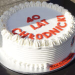 Marcin Chłodnicki, kielecki radny, a także kandydat na prezydenta Kielc z SLD, na konferencji prasowej dzielił się tortem ze swoimi sympatykami. Powodem niecodziennego spotkania były 40. urodziny kandydata na prezydenta Kielc / Michał Kita / Radio Kielce