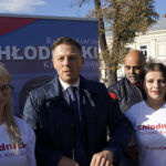 Marcin Chłodnicki, kielecki radny, a także kandydat na prezydenta Kielc z SLD, na konferencji prasowej dzielił się tortem ze swoimi sympatykami. Powodem niecodziennego spotkania były 40. urodziny kandydata na prezydenta Kielc / Michał Kita / Radio Kielce