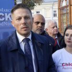 Marcin Chłodnicki, kielecki radny, a także kandydat na prezydenta Kielc z SLD, na konferencji prasowej dzielił się tortem ze swoimi sympatykami. Powodem niecodziennego spotkania były 40. urodziny kandydata na prezydenta Kielc / Michał Kita / Radio Kielce