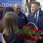 Marcin Chłodnicki, kielecki radny, a także kandydat na prezydenta Kielc z SLD, na konferencji prasowej dzielił się tortem ze swoimi sympatykami. Powodem niecodziennego spotkania były 40. urodziny kandydata na prezydenta Kielc / Michał Kita / Radio Kielce