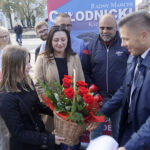 Marcin Chłodnicki, kielecki radny, a także kandydat na prezydenta Kielc z SLD, na konferencji prasowej dzielił się tortem ze swoimi sympatykami. Powodem niecodziennego spotkania były 40. urodziny kandydata na prezydenta Kielc / Michał Kita / Radio Kielce