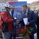 Marcin Chłodnicki, kielecki radny, a także kandydat na prezydenta Kielc z SLD, na konferencji prasowej dzielił się tortem ze swoimi sympatykami. Powodem niecodziennego spotkania były 40. urodziny kandydata na prezydenta Kielc / Michał Kita / Radio Kielce