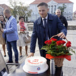 Marcin Chłodnicki, kielecki radny, a także kandydat na prezydenta Kielc z SLD, na konferencji prasowej dzielił się tortem ze swoimi sympatykami. Powodem niecodziennego spotkania były 40. urodziny kandydata na prezydenta Kielc / Michał Kita / Radio Kielce