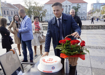 Marcin Chłodnicki, kielecki radny, a także kandydat na prezydenta Kielc z SLD, na konferencji prasowej dzielił się tortem ze swoimi sympatykami. Powodem niecodziennego spotkania były 40. urodziny kandydata na prezydenta Kielc / Michał Kita / Radio Kielce