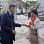Marcin Chłodnicki, kielecki radny, a także kandydat na prezydenta Kielc z SLD, na konferencji prasowej dzielił się tortem ze swoimi sympatykami. Powodem niecodziennego spotkania były 40. urodziny kandydata na prezydenta Kielc / Michał Kita / Radio Kielce