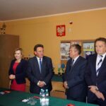 Tumlin-Wykień. Spotkanie przedstawicieli Prawa i Sprawiedliwości z mieszkańcami gminy Miedziana Góra. Na zdjęciu (od lewej): Elżbieta Śreniawska - prezes MPK Kielce - kandydatka do sejmiku województwa, poseł Anna Krupka, Wojciech Bugaj - kandydat na wójta gminy Miedziana Góra, Mieczysław Gębski - radny sejmiku województwa i Mirosław Gębski - radny powiatu kieleckiego / Michał Kita / Radio Kielce