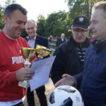VIII Wojewódzki Turniej Piłkarski imienia Grzegorza Piechny. Patron zawodów Grzegorz Piechna odbiera puchary i dyplomy / Kamil Król / Radio Kielce