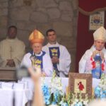 Sulisławice. Poświęcenie sukienki i korony  dla cudownego obrazu. Na zdjęciu (od lewej): Edward Frankowski - biskup senior diecezji sandomierskiej i Krzysztof Nitkiewicz - biskup sandomierski / Grzegorz Jamka / Radio Kielce