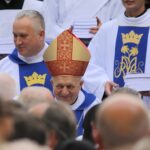 Sulisławice. Poświęcenie sukienki i korony dla cudownego obrazu. Na zdjęciu: Edward Frankowski - biskup senior diecezji sandomierskiej / Grzegorz Jamka / Radio Kielce
