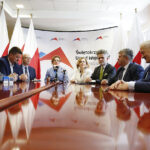 Kielce. Wręczenie promes na remonty dróg gminnych i powiatowych uszkodzonych w wyniku klęsk żywiołowych. Członek zarządu powiatu kieleckiego Józef Szczepańczyk, starosta Michał Godowski, Jacek Sułek, dyrektor Wydział Infrastruktury i Rozwoju w urzędzie wojewódzkim, wojewoda Agata Wojtyszek, poseł Anna Krupka, senator Krzysztof Słoń, radny Sejmiku Województwa Świętokrzyskiego Mieczysław Gębski, radni Powiatu Kieleckiego Jacek Kuzia i Andrzej Michalski / Jarosław Kubalski / Radio Kielce