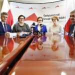 Konferencja u wojewody świętokrzyskiego. Od lewej: Krzysztof Słoń - senator PiS; Elżbieta Bojanowska - Podsekretarz Stanu w Ministerstwie Rodziny, Pracy i Polityki Społecznej; Agata Wojtyszek - wojewoda świętokrzyski; Maria Zuba - poseł PiS; Wojciech Lubawski - prezydent Kielc / Jarosław Kubalski / Radio Kielce