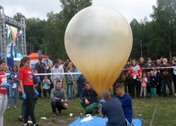 Starachowice. Międzynarodowe Zawody Robotyczne. Wypuszczenie balonu meteorologicznego / Anna Głąb / Radio Kielce