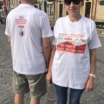 Rowerowy Rajd „Solidarności”. koszulki rajdowe prezentują: Marek Jarema przewodniczcy NSZZ „Solidarność" w Pilkington Polska i Anna Glibowska, przewodniczaca NSZZ Solidarnośc w szpitalu specjalistycznym w Sandomierzu / Grażyna Szlęzak-Wójcik / Radio Kielce