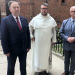 Konferencja przy kościele św Jakuba dot. Mobilnego Muzeum Niepodległości. Od lewej: poseł Marek Kwitek, przeor klasztoru Ojców Dominikanów w Sandomierzu ojciec Marcin Lisak i burmistrz Sandomierza Marek Bronkowski / Grażyna Szlęzak-Wójcik / Radio Kielce