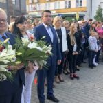 Uroczyste odsłonięcie pomnika Westerplatczyka i sandomierzanina, plutonowego Władysława Barana. Pierwszy z lewej: Krzysztof Szatan, kandydat na burmistrza Sandomierza / Grażyna Szlęzak-Wójcik / Radio Kielce