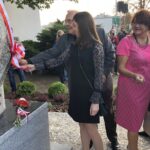 Uroczyste odsłonięcie pomnika Westerplatczyka i sandomierzanina, plutonowego Władysława Barana. Pomnik odsłaniają prawnuczka Władysława Barana Paulina Szmolka oraz starosta sandomierski Stanisław Masternak / Grażyna Szlęzak-Wójcik / Radio Kielce