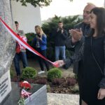 Uroczyste odsłonięcie pomnika Westerplatczyka i sandomierzanina, plutonowego Władysława Barana. Pomnik odsłaniają prawnuczka Władysława Barana Paulina Szmolka oraz starosta sandomierski Stanisław Masternak / Grażyna Szlęzak-Wójcik / Radio Kielce