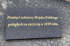 Staszów. Uroczystości przy odnowionej mogile poległych w czasie I i II wojny światowej / Grażyna Szlęzak - Wójcik / Radio Kielce