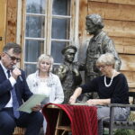 08.09.2018 Ciekoty. Narodowe Czytanie. Przedwiośnie Stefana Żeromskiego. Wicekurator Tomasz Pleban, Joanna Groniek i Krystyna Nowakowska. Dyrektor Centrum Edukacji i Kultury "Szklany Dom" / Jarosław Kubalski / Radio Kielce